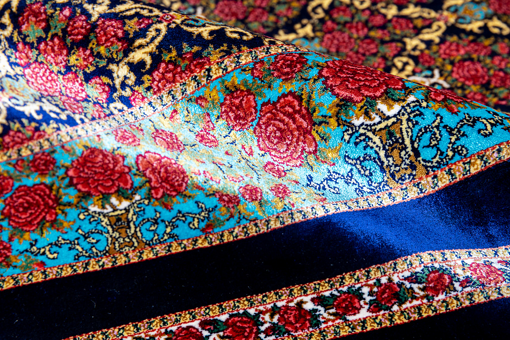 Иранский ковер из шёлка и модала «MASTERPIECE QUM» 062-21-ROSES-NAVY