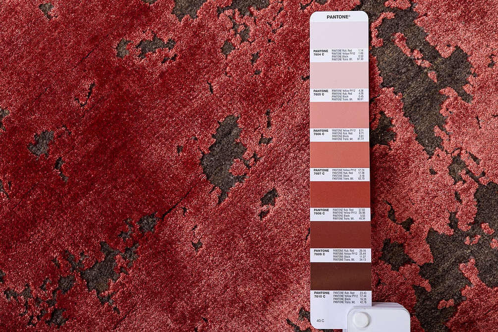 Индийский ковер из шерсти и арт-шёлка «CHAOS THEORY» ESK431-D.GREY-R.LACQUER