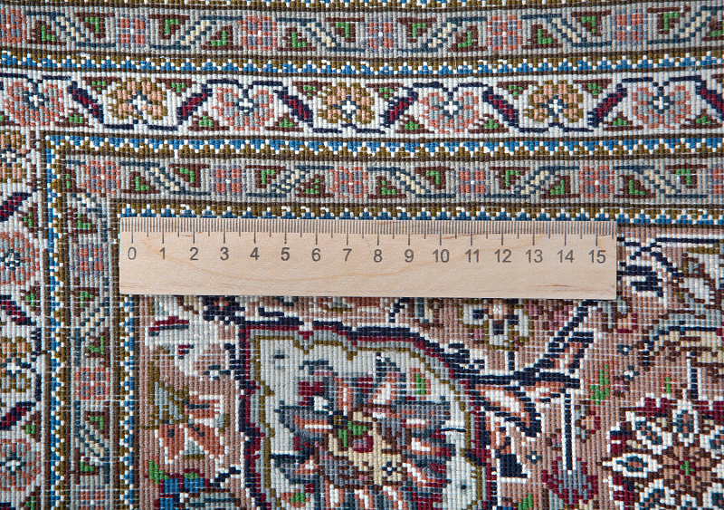 Иранский ковёр из шерсти и шёлка