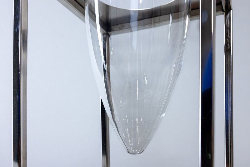 Ваза на серебряном подстолье высокая