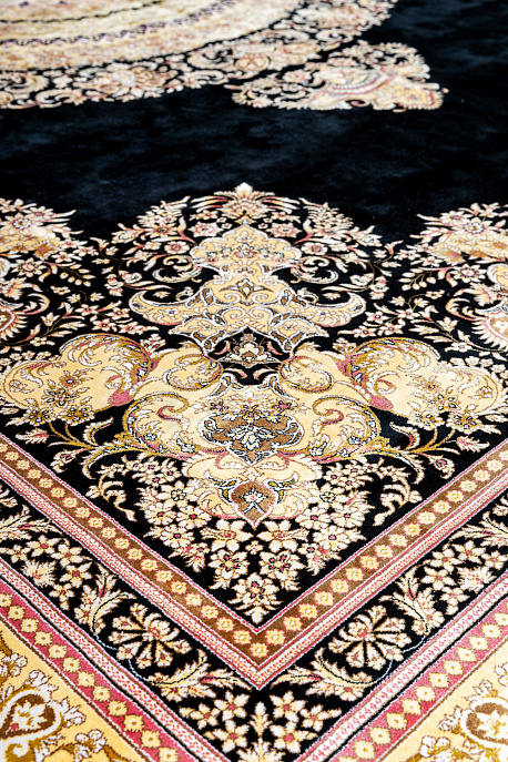 Иранский ковёр из шёлка и модала «MASTERPIECE QUM» 017-21-BLACK GRAND MEDALION