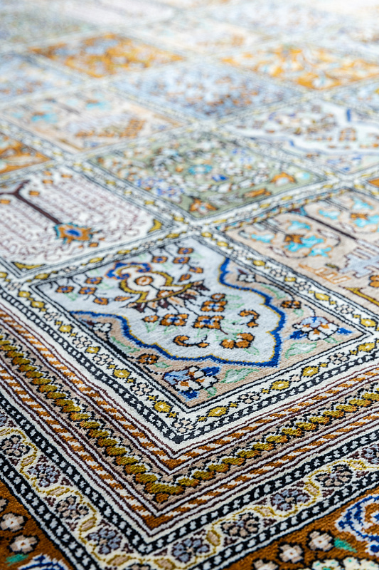 Иранский ковёр из шёлка